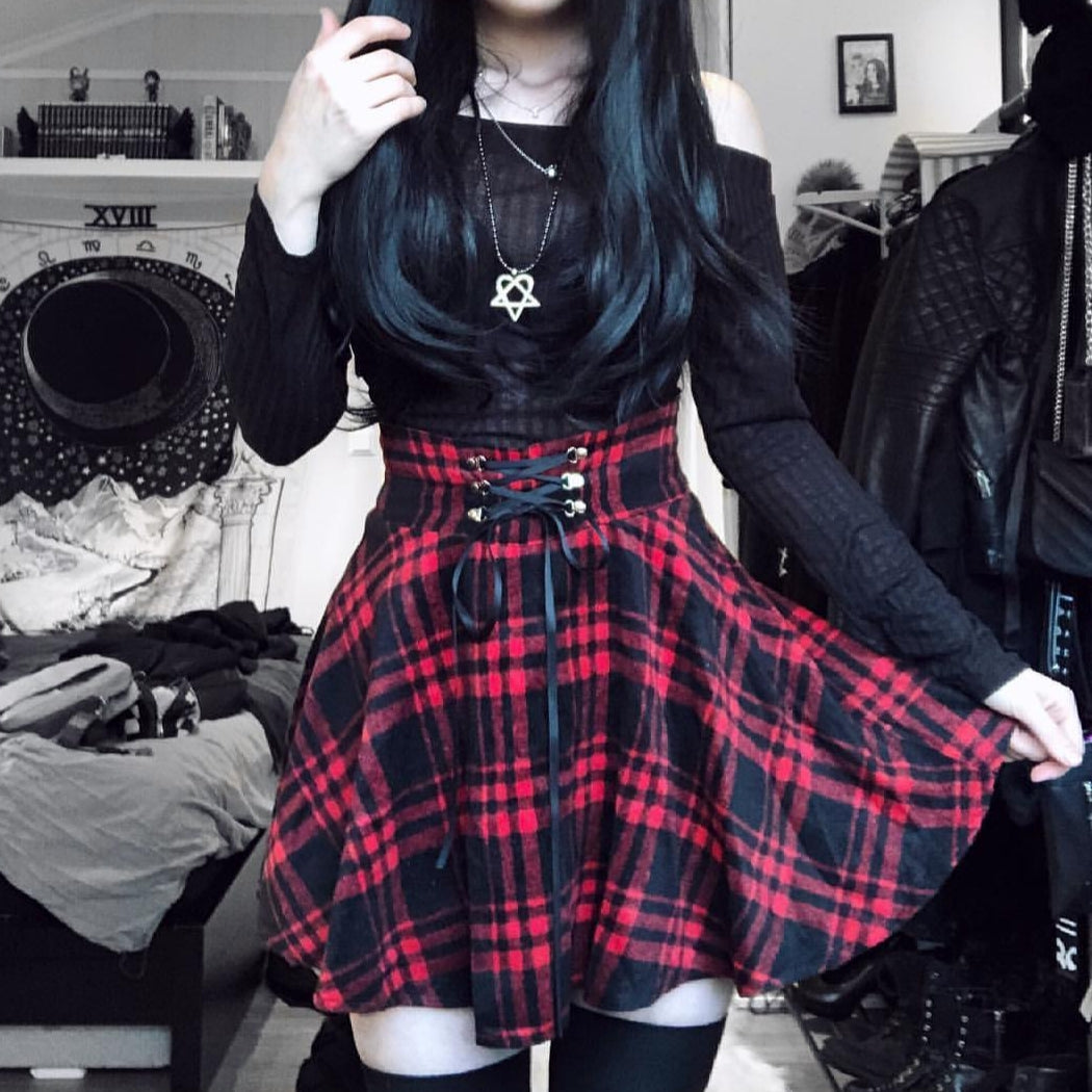 Red plaid on sale skirt outfit